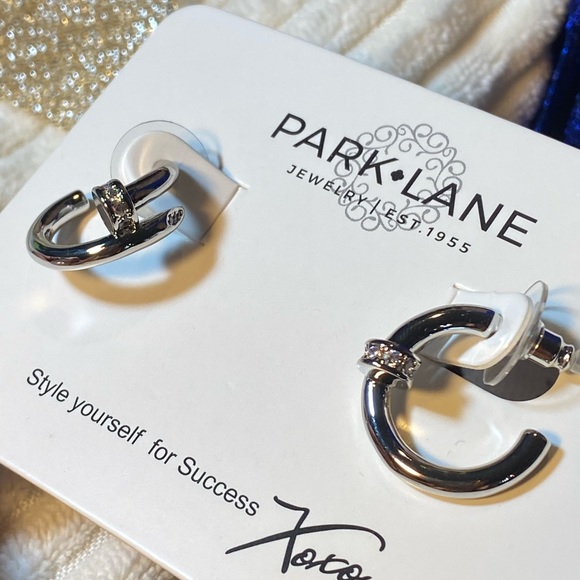 NWT 💥 DESIGNER INSPIRED CREST NAIL SMALL HOOPS HEMATITE WITH CRYSTALS EARRINGS - Picture 6 of 10